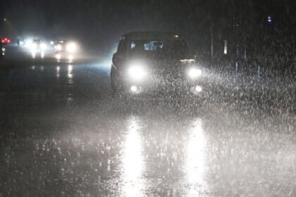 Heavy Rain, Strong Winds Lash Delhi-NCR after IMD’s Red Alert | Latest news india