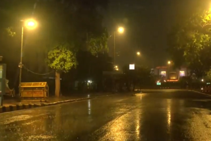 Delhi Rain: Heavy Rain and Gusty Winds Batter Delhi-NCR as Weather Department ISSUES Red Alert, Flight ops affected